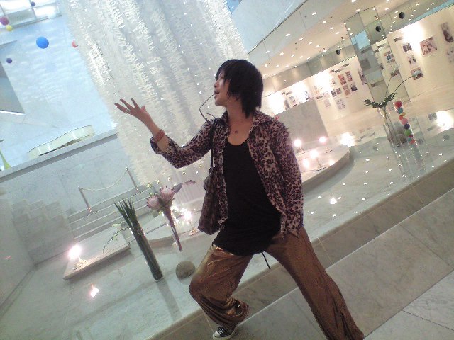 Kiiyan goofing off in a classy hotel
